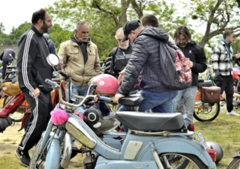 Bourg en meule : la 6e édition du road trip des mobylettes 50 cm³