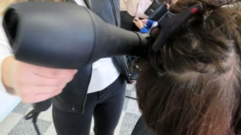 Brésil : une cliente poignarde son coiffeur après une coupe ratée