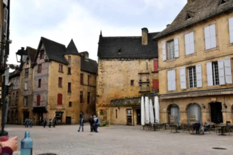 Budget de transition à Sarlat : études pour une salle des fêtes et la place Pasteur