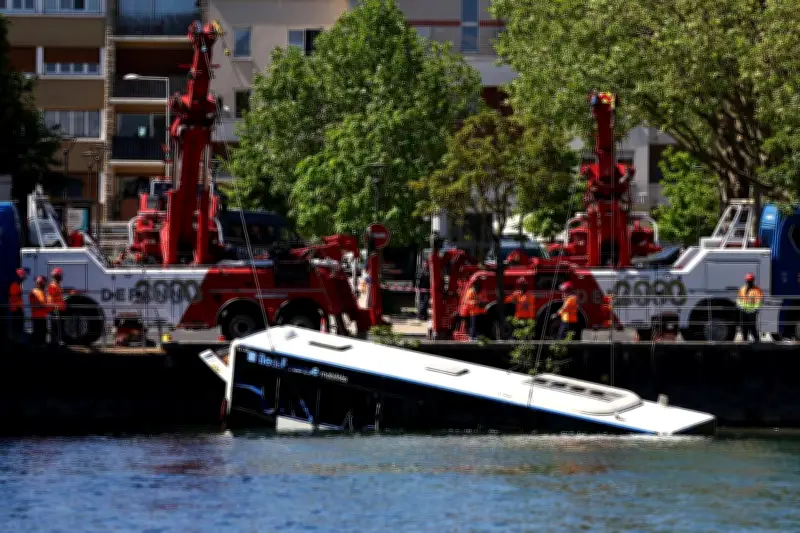 Bus dans la Seine : la conductrice aurait confondu les pédales