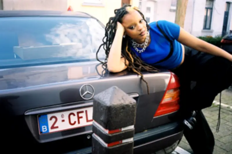 Camille Yembe : de YouTube à la nouvelle pop, son premier album « Jeune & Laide »