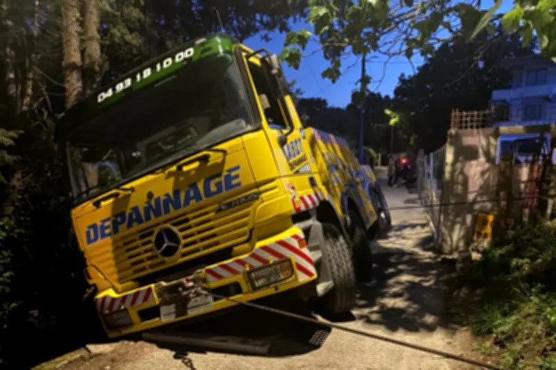 Camion en panne, dépanneuse bascule dans le fossé près de Grasse