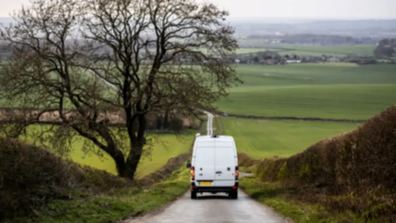 Camionnette blanche suspecte en Occitanie : le conducteur cible des enfants