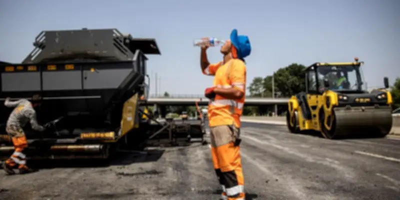 Canicule au travail : droits, obligations et recours des salariés en France