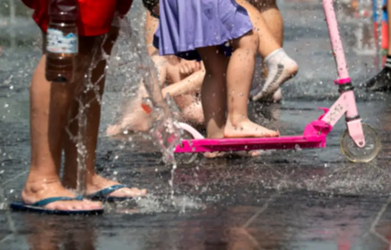 Canicule : sept décès dont cinq noyades, huit départements en orange