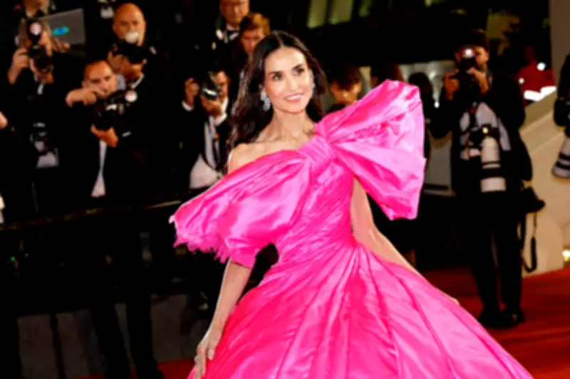 Cannes 2026 : Demi Moore éblouit dans une robe rose spectaculaire