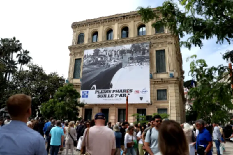 Cannes fait le mur : l'histoire du cinéma et de l'automobile en 19 clichés XXL
