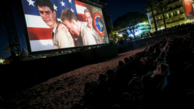 À Cannes, Tom Cruise électrise le festival avec Top Gun sur la plage