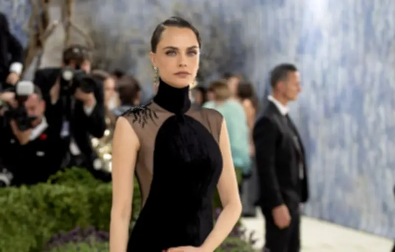 Cara Delevingne se confie sur sa vie amoureuse lors d'un concert de Rosalía