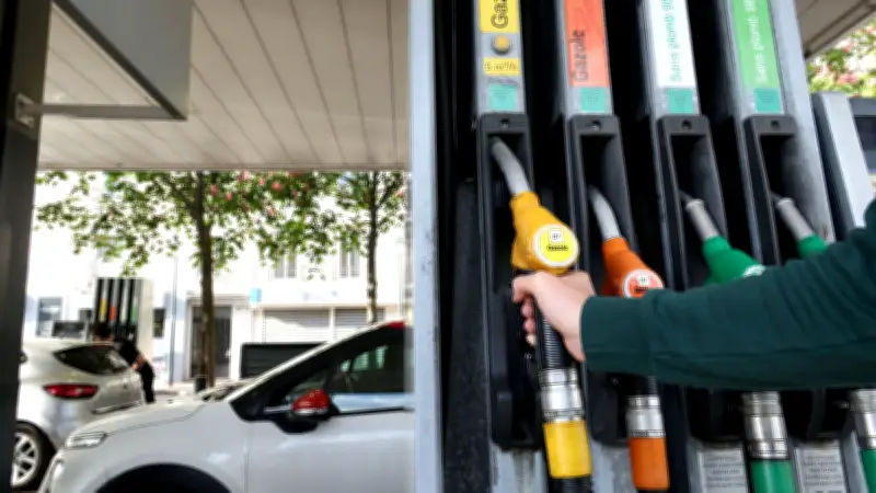 Carburant cher : ces Français qui réduisent leur consommation
