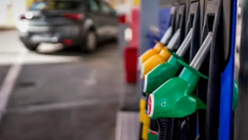 Carburants : le gouvernement va renforcer les aides face à la flambée des prix