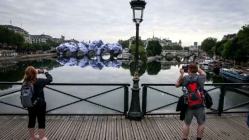 Caverne du Pont Neuf à Paris : l'œuvre de JR fascine et divise les passants