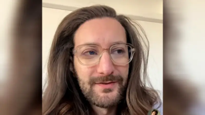 Ce coiffeur toulousain est le sosie de Pierre Niney et cartonne sur TikTok