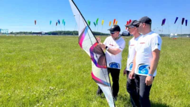 Champions du monde de cerf-volant en démonstration sur l'ex-base 217