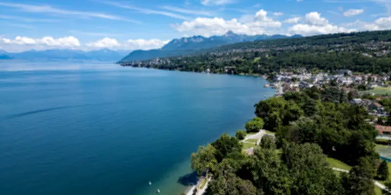 À cheval sur la rive sud du Léman, entre lac et montagnes