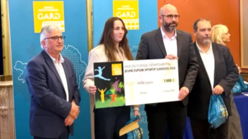 Chloé Gascuel, espoir de la natation, reçoit 1 000 € du Département