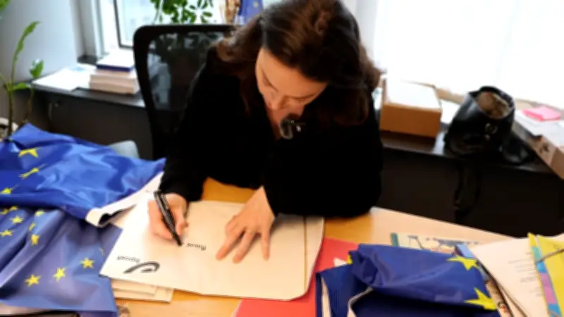 Chloé Ridel envoie un drapeau européen aux maires RN pour la fête de l'Europe