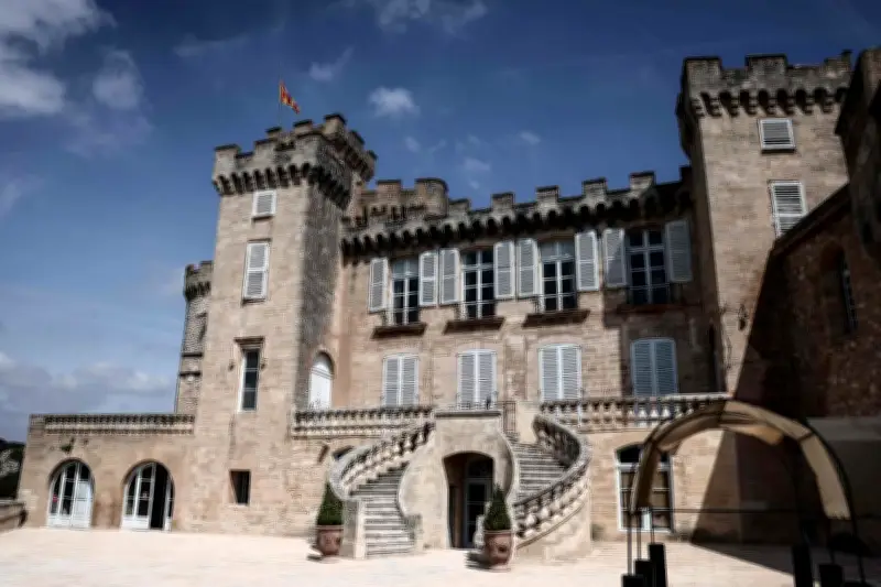 Château de La Barben : litige urbanistique et polémique historique en Paca