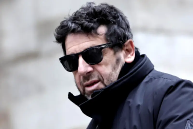 Chute des idoles : de l'abbé Pierre à Patrick Bruel, le vertige d'une époque
