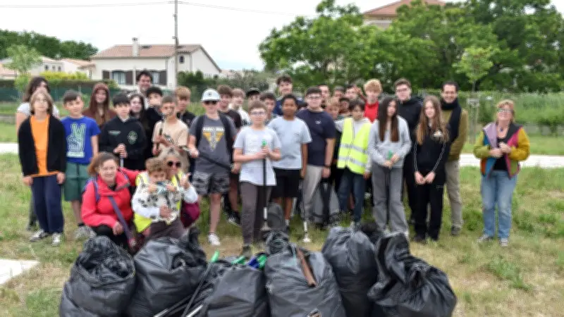 Collecte de déchets au collège Maffre-Baugé : les éco-délégués en action