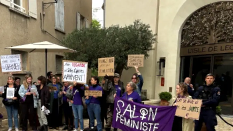 Collectif féministe manifeste devant un hôtel de Patrick Bruel dans le Vaucluse