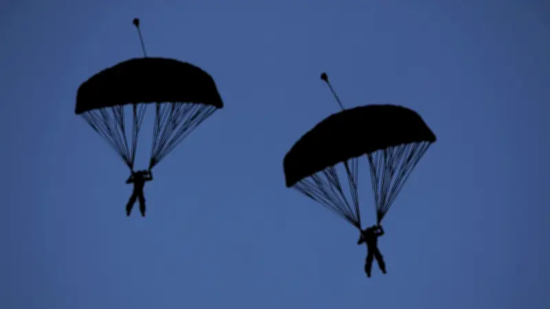 Collision mortelle entre deux parachutistes en wingsuit en Autriche