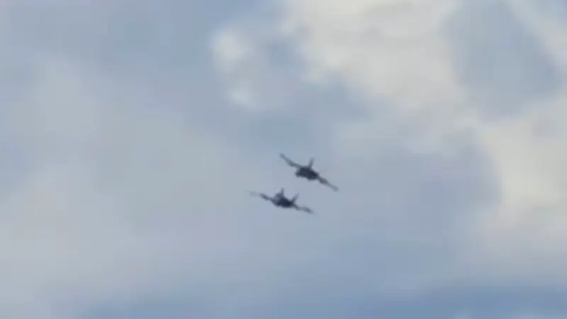 Collision spectaculaire de deux avions militaires lors d'un salon aérien