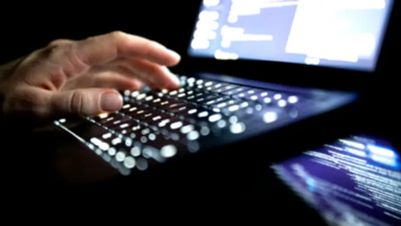 Comment l'IA révolutionne la cybercriminalité et facilite le piratage