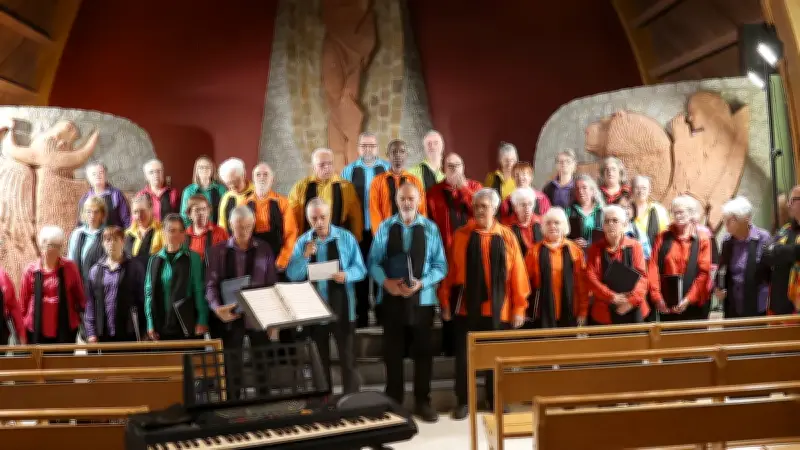 Concert de la chorale Terre de Peyre dans une chapelle comble à Saint-Alban