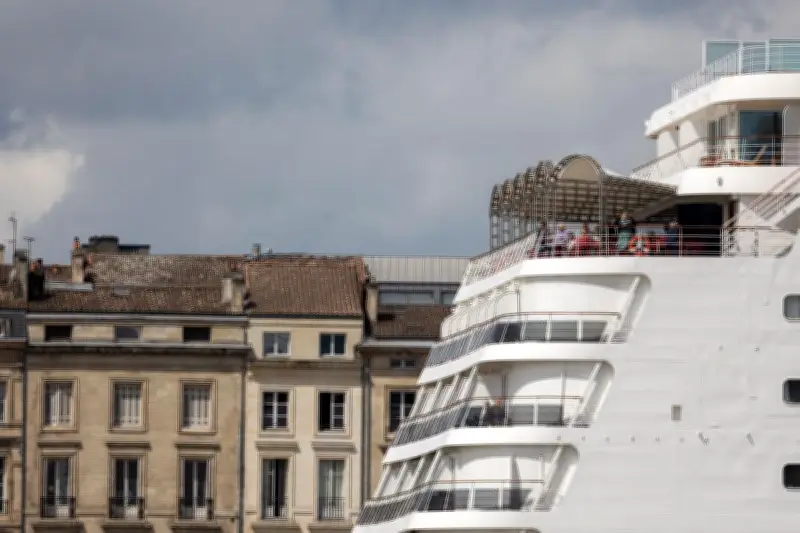 Confinement d'un paquebot à Bordeaux après un décès suspect