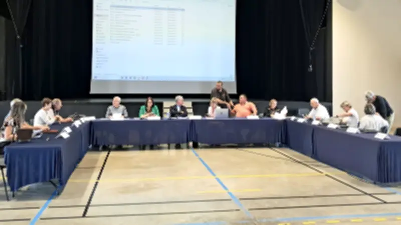 Conseil municipal à Pomérols : débats et votes partagés sur douze délibérations