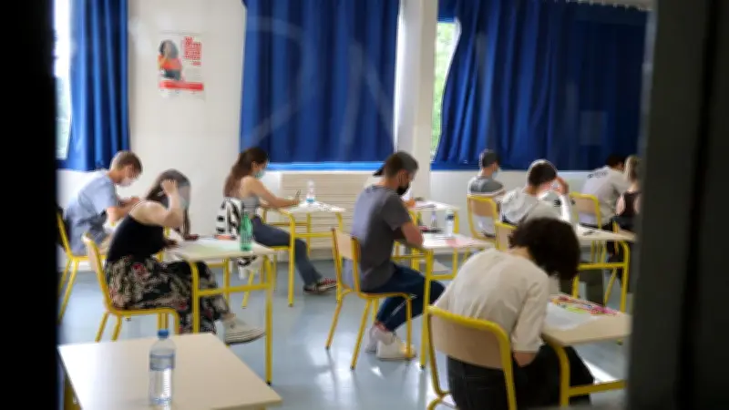 Contrôle continu remplace examens français dans 10 zones de tension