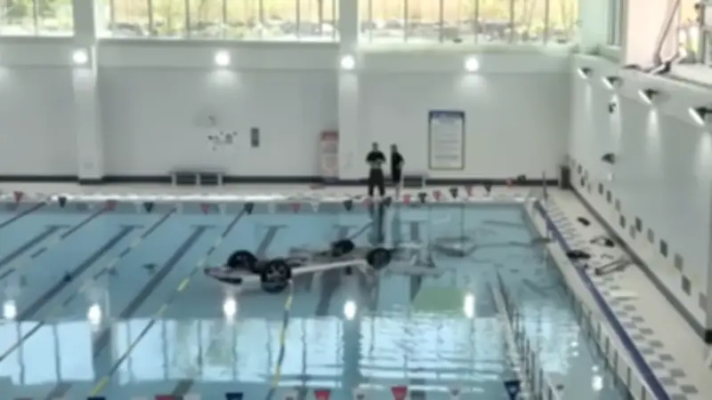 Corée du Sud : une voiture chute dans une piscine au milieu des nageurs