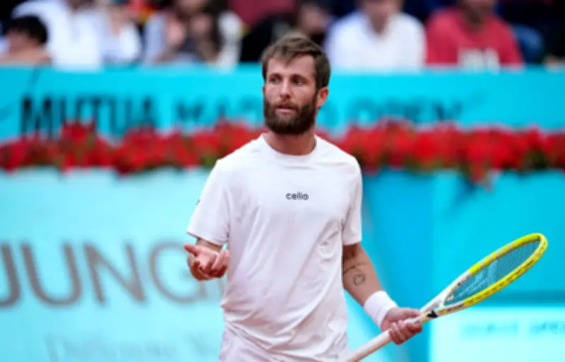 Corentin Moutet baisse son short à Hambourg et reçoit un avertissement