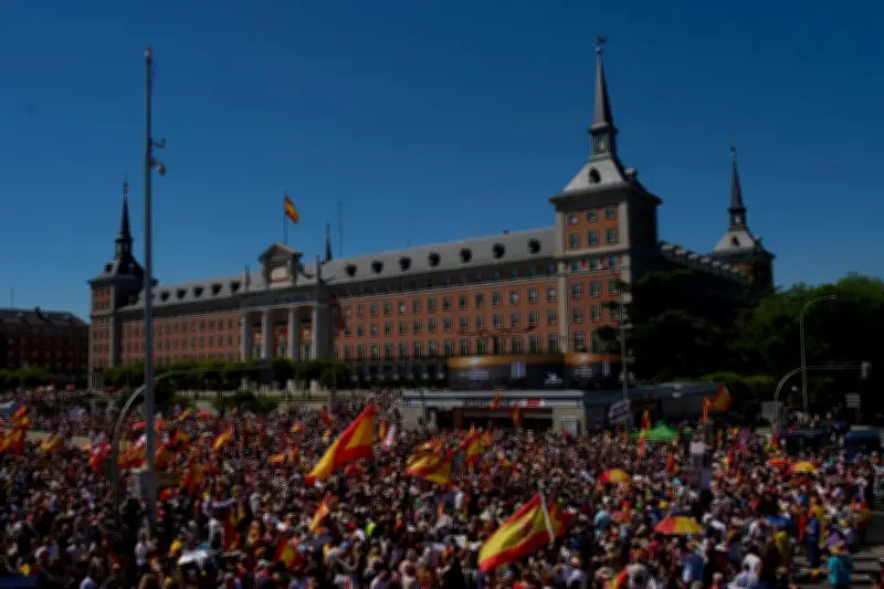 Corruption à Madrid : des milliers de manifestants exigent le départ de Pedro Sánchez