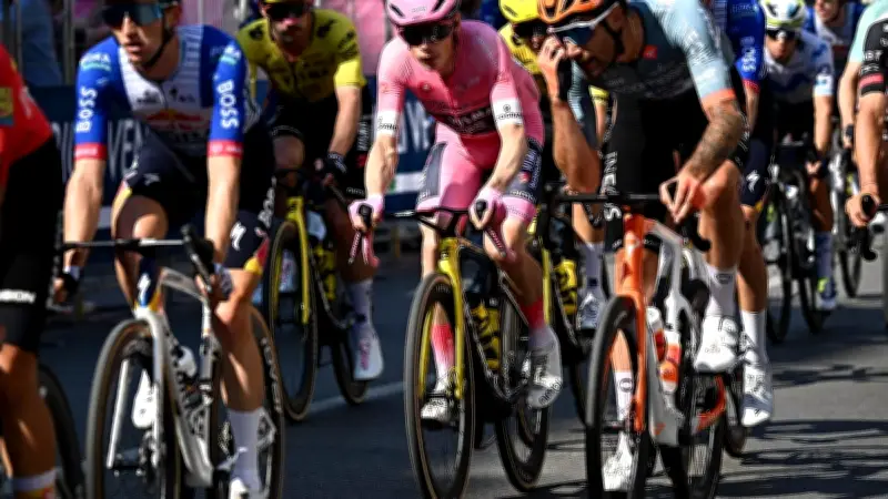 Coup de tête au Giro : Zanoncello exclu après un geste dangereux
