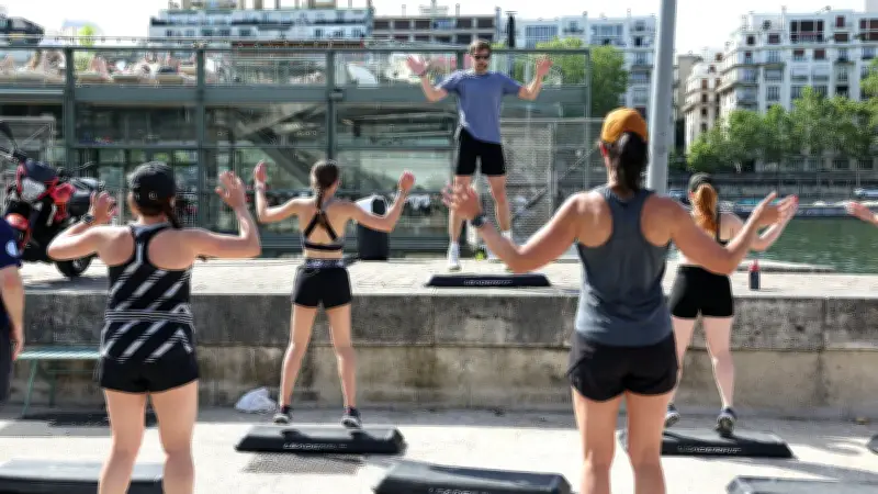 Cours de fitness royal avec Christophe Lemaitre sur les quais de Seine
