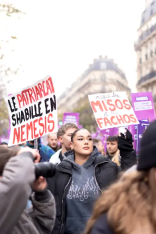 Créatrice de contenu engagée : un métier risqué pour les influenceurs