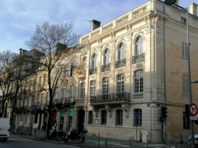 Croix gammées taguées sur le consulat d'Allemagne à Bordeaux