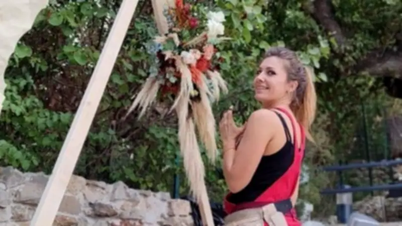 De la scène parisienne aux champs de fleurs : la reconversion inspirante de Flore Liaud