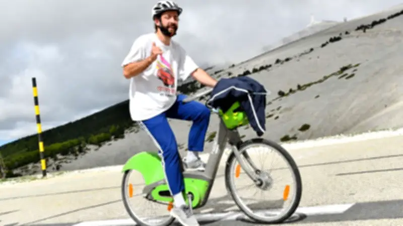 De Paris au mont Ventoux en Vélib : le défi fou de Mattéo Bonne