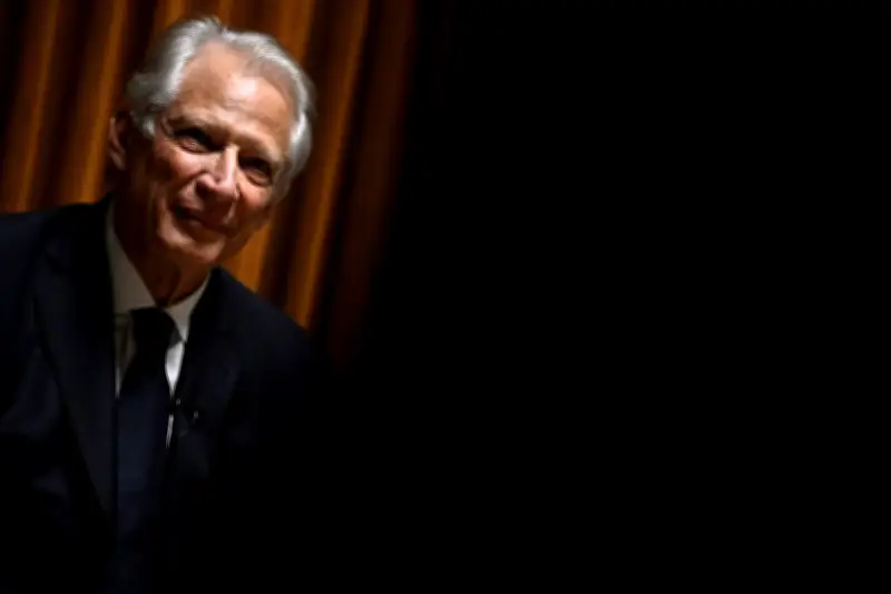 De Villepin rend les statuettes offertes par le Quai d'Orsay