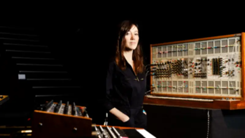 DeLaurentis : la musicienne électro qui révolutionne la scène avec l'IA