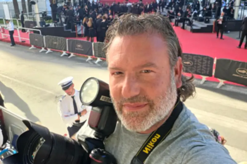 Depuis 20 ans, il photographie les stars du Festival de Cannes depuis son escabeau