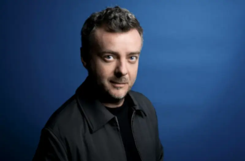 « Derrière les arbres » : le récit poignant des viols subis par Frédéric Pommier