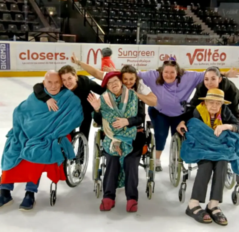 Des aînés de l'Ehpad glissent à la patinoire de Bordeaux