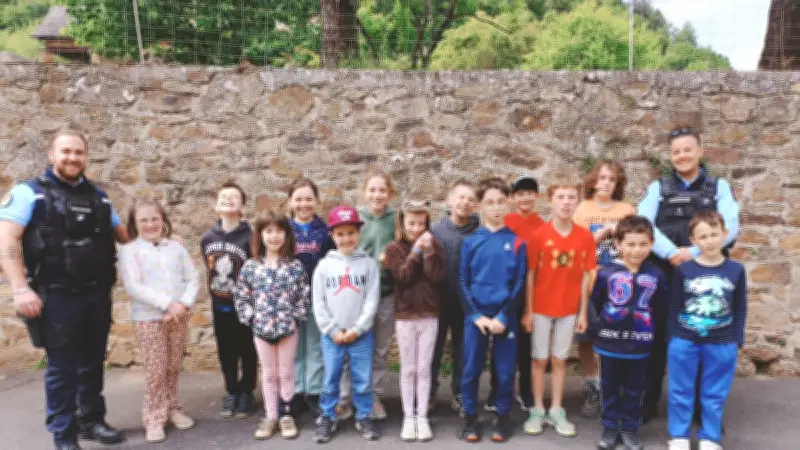 Des écoliers du Viala-du-Tarn obtiennent leur permis Internet avec les gendarmes