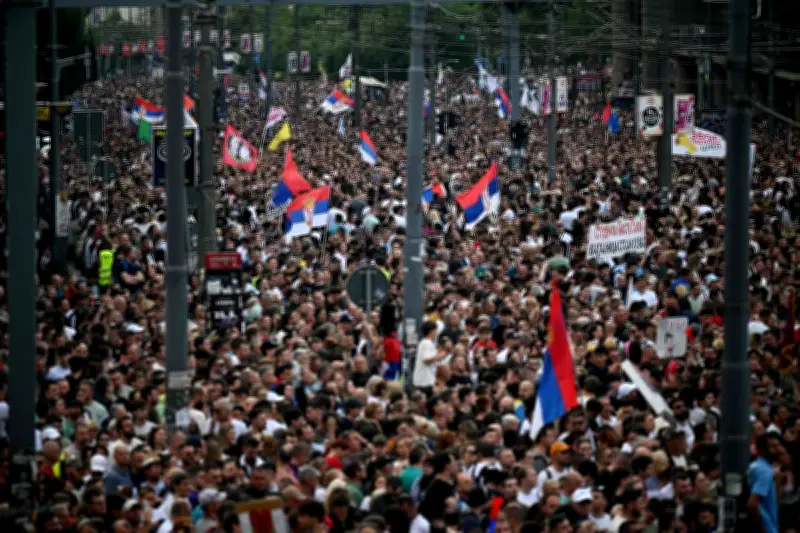 Des dizaines de milliers de Serbes manifestent contre la corruption à Belgrade