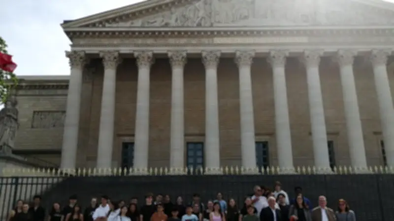 Des jeunes découvrent le Sénat et l'Assemblée nationale