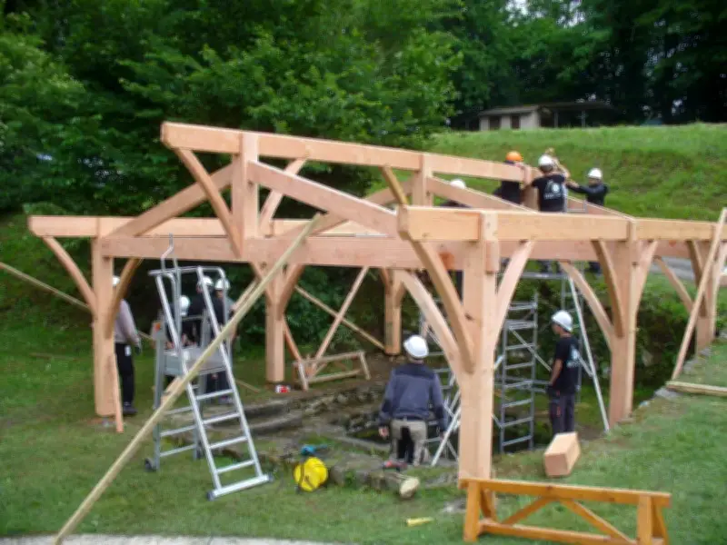 Des lycéens construisent un abri en bois pour le lavoir de Saint-Félix-de-Foncaude